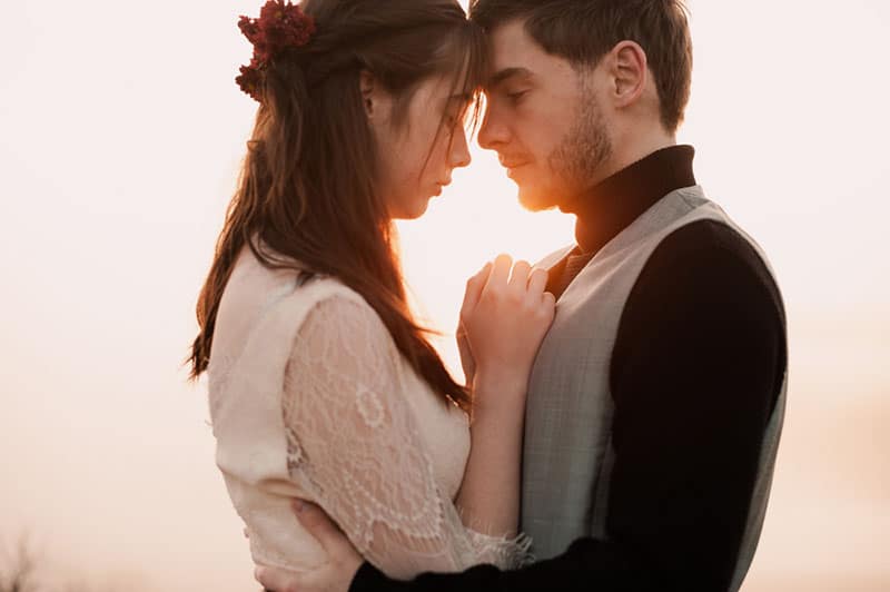 jeune couple, étreindre, dans, coucher soleil