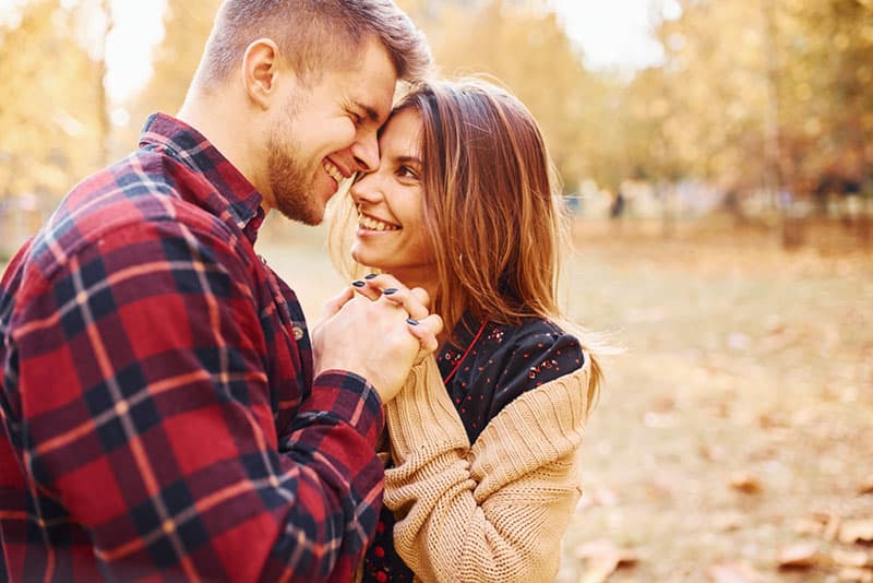 jeune couple, étreindre, dans parc