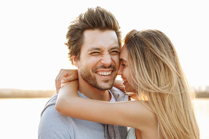 jeune couple, étreindre, et, rire, dans, soleil