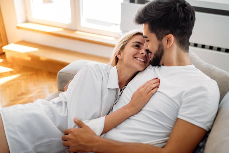 jeune couple, étreindre, sur, divan