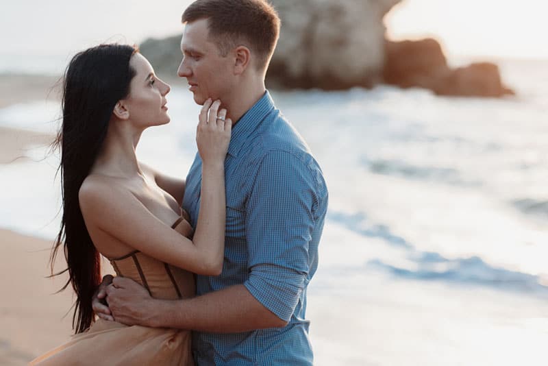 jeune couple, étreindre, sur, plage