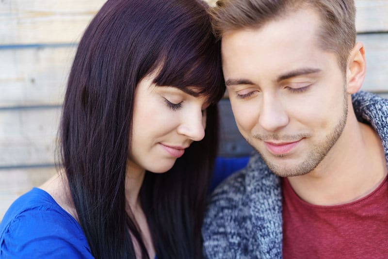 jeune couple, étreinte, mur