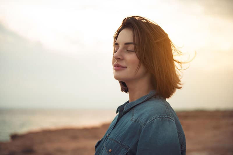 jeune femme, délassant, plage