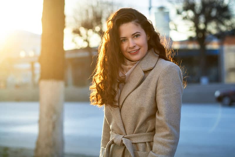 jeune femme à l'extérieur en hiver