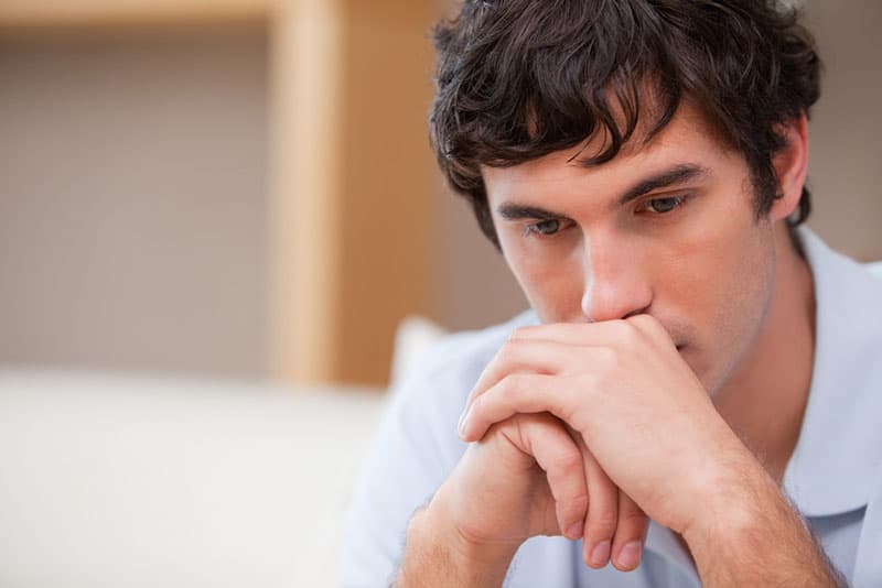 jeune homme traumatisé