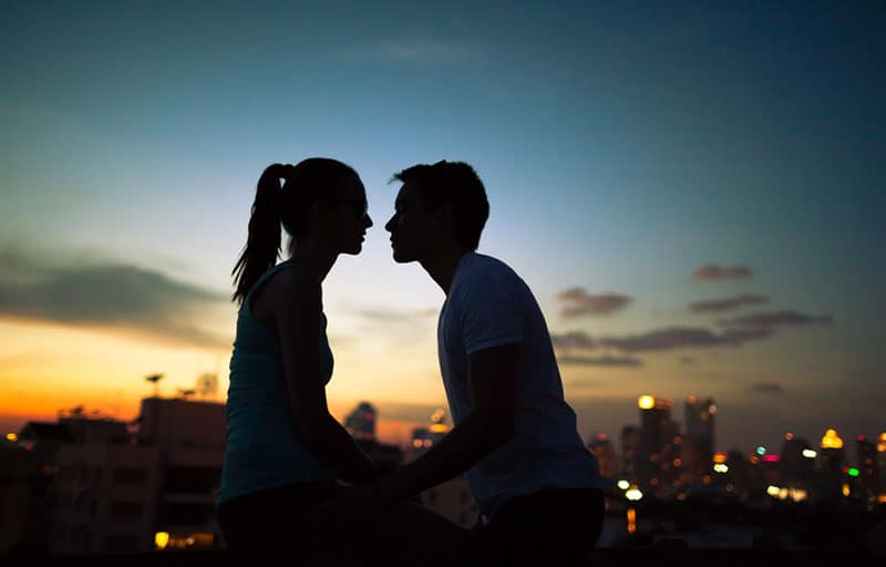 silhouette d'un jeune couple au coucher du soleil