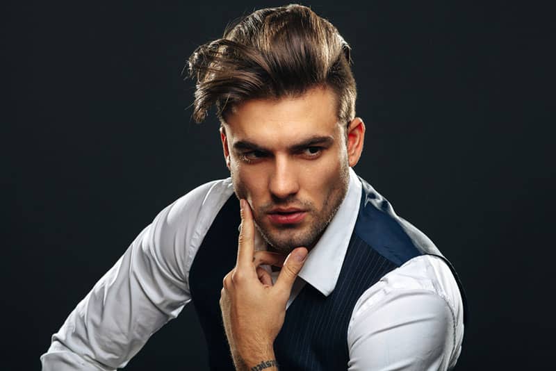 sérieux beau jeune homme