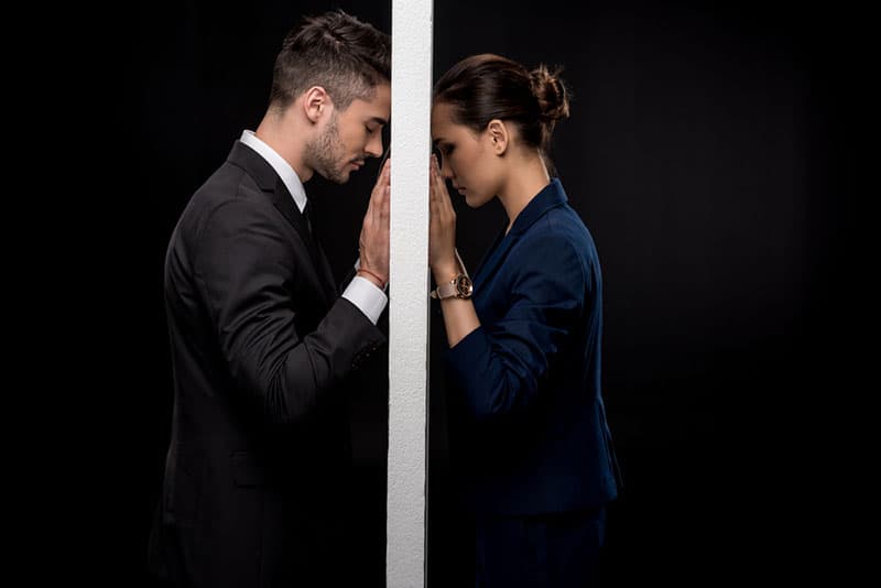 triste jeune couple séparé