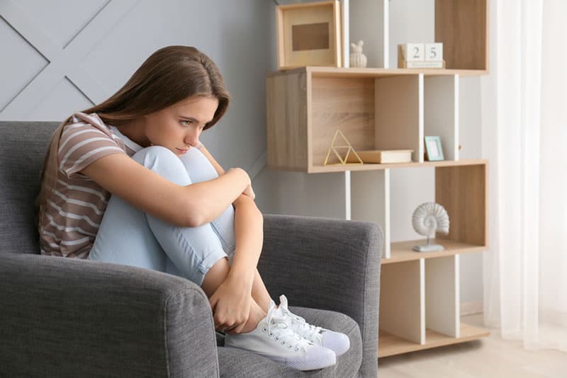 triste jeune femme sur canapé