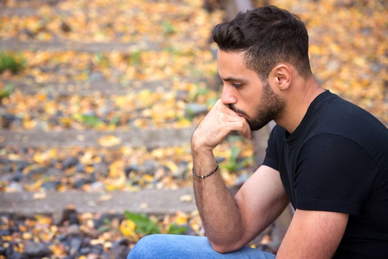 triste jeune homme à l'extérieur