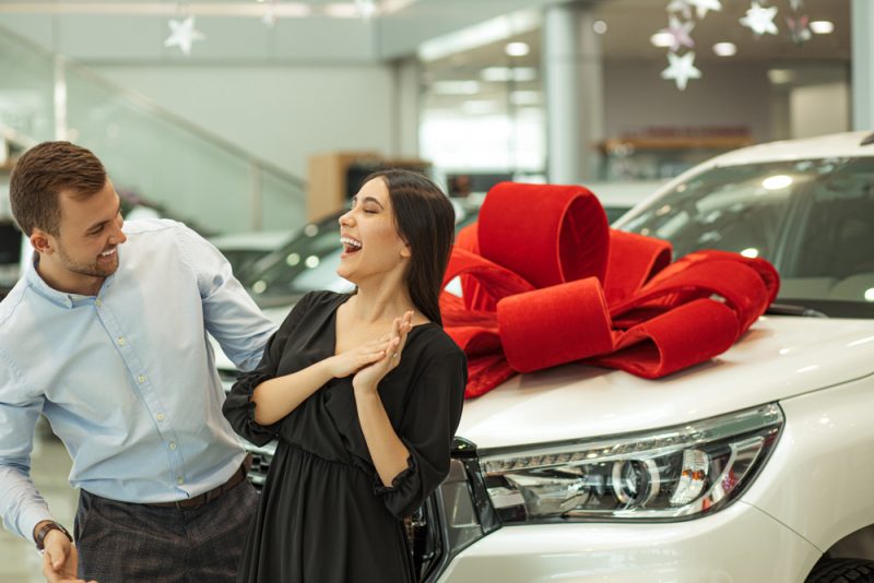 un homme a acheté un cadeau à une femme