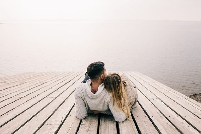 un homme et une femme s'embrassant sur la jetée