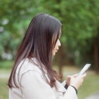 une femme sérieuse au téléphone dans la nature