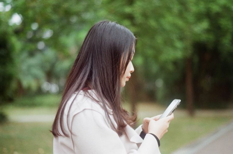 une femme sérieuse au téléphone dans la nature