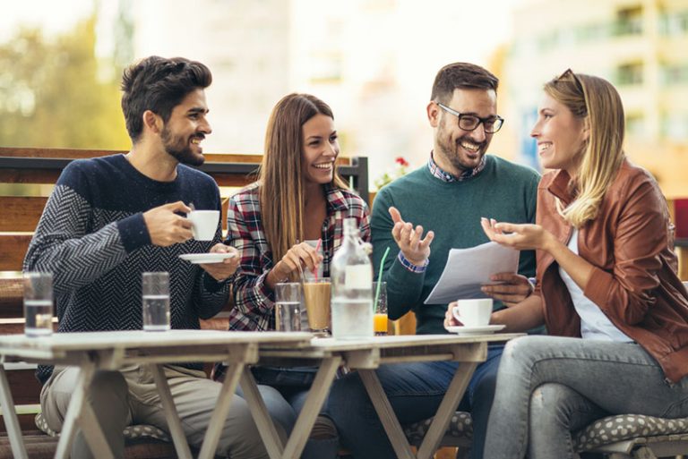 jeunes amis parler au café