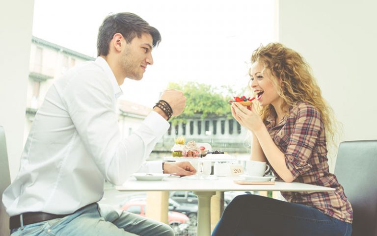 jeune couple sur une date
