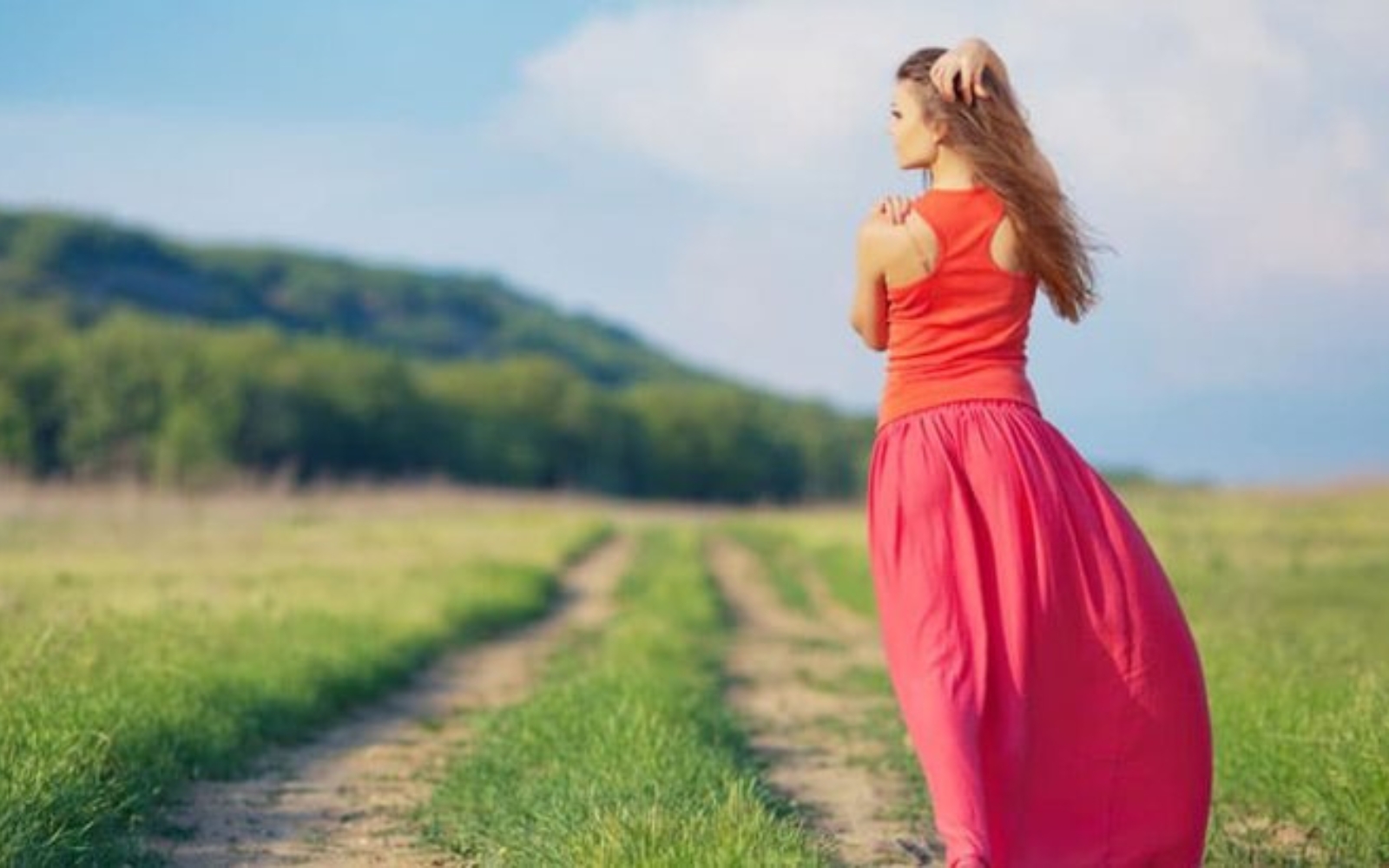 femme en robe se reveillant dans lherbe