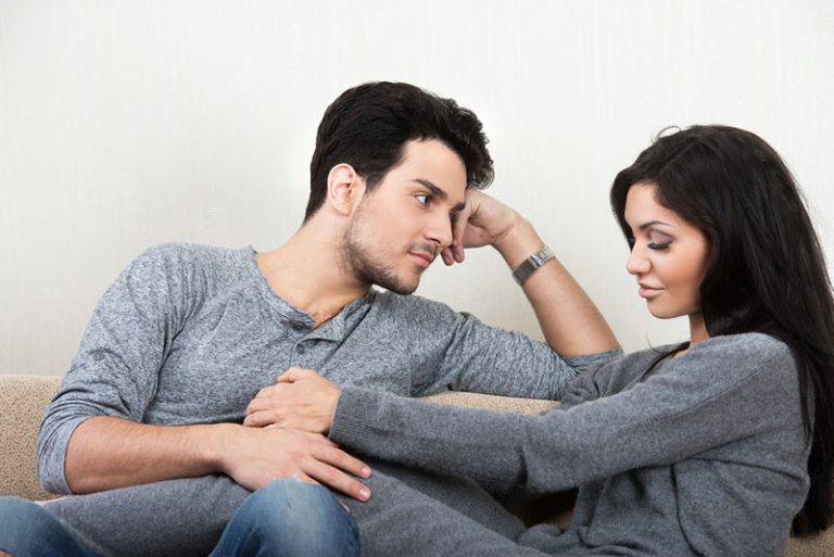 jeune couple ayant des discussions sérieuses