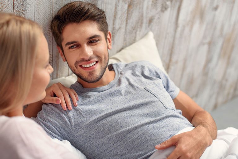 jeune couple, dans lit, sourire