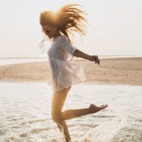 jeune femme, sauter plage