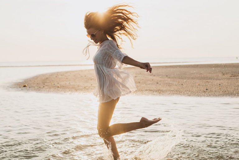 jeune femme, sauter plage