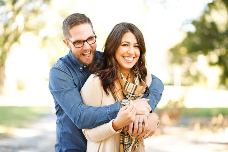 jeune couple, étreinte, dehors