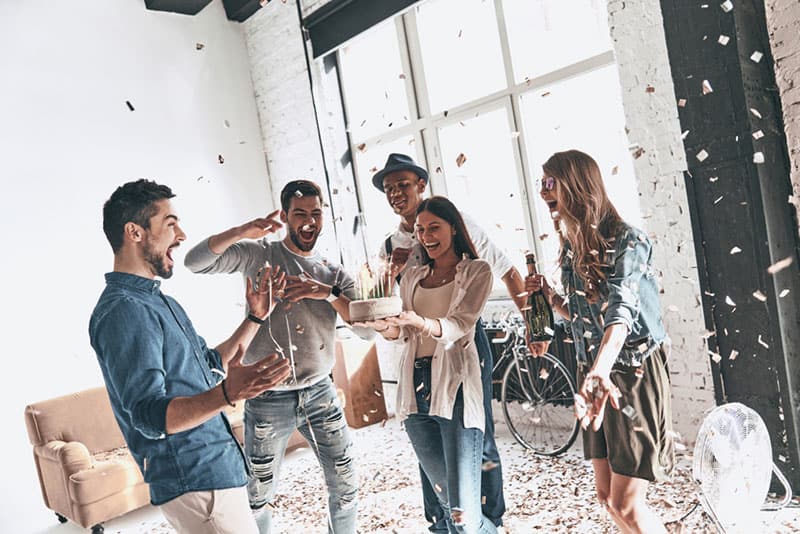 amis dans une fête surprise