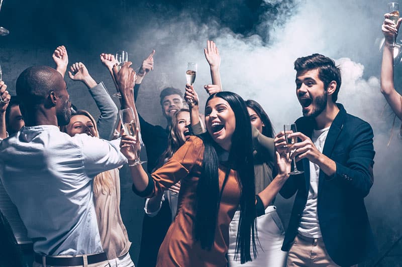 amis heureux s'amuser en discothèque