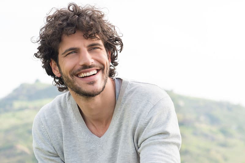bel homme souriant à l'extérieur