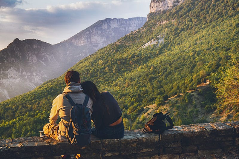 couple, apprécier, coucher soleil, ensemble