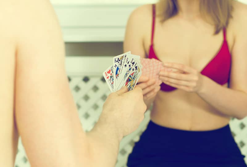 couple jouant au strip poker
