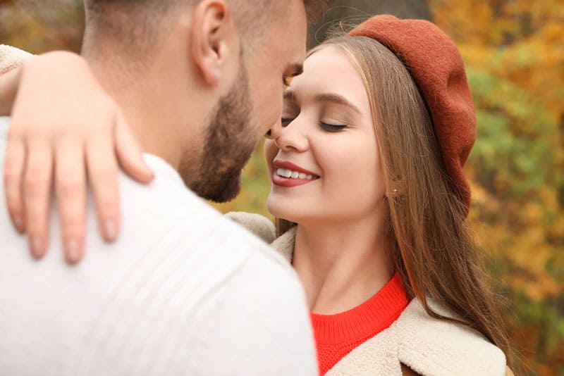 couple étreindre et embrasser dans le parc