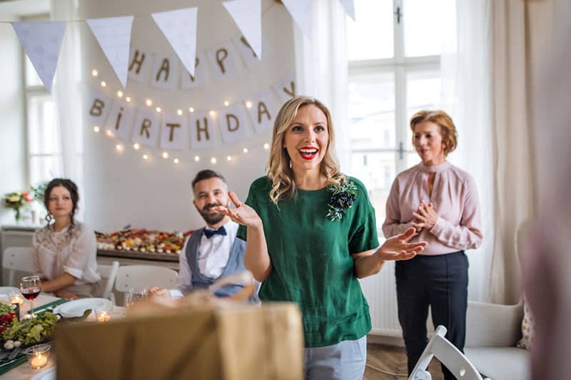 famille dans la fête d'anniversaire surprise