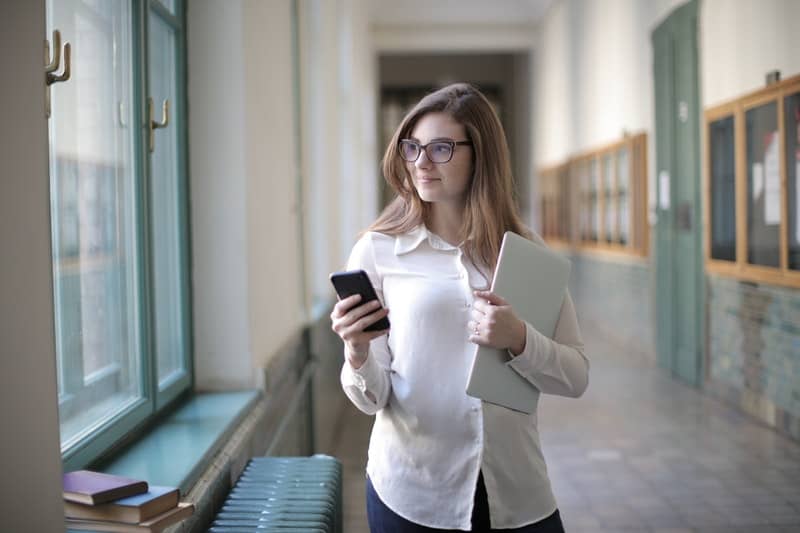 femme affaires, regarder fenêtre