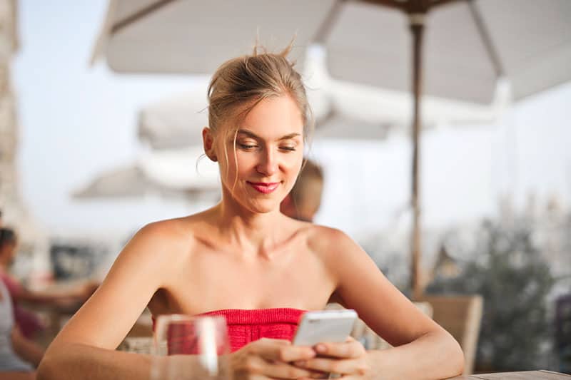 femme blonde, téléphone, dans, café