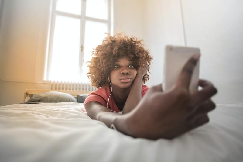 femme inquiète couchée et clé
