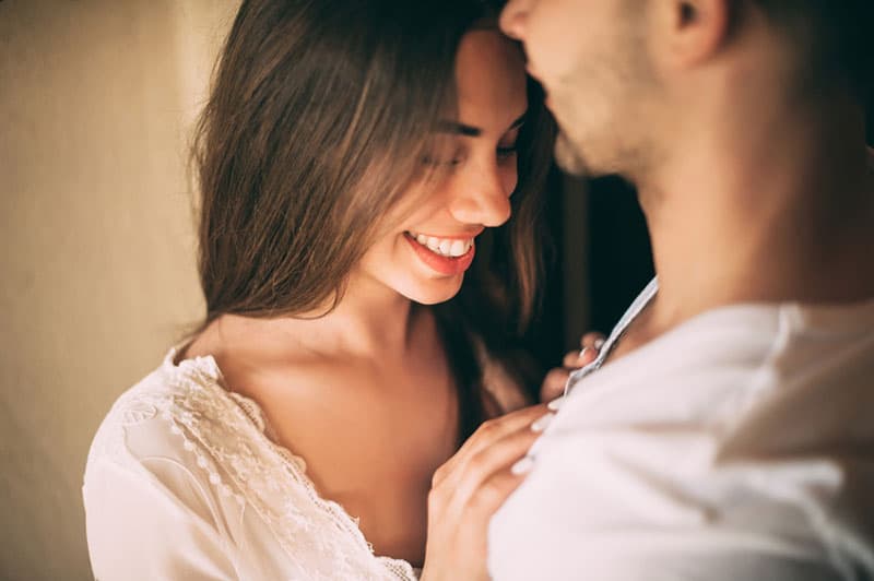 femme souriant et étreignant son homme