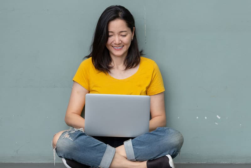 femme travaillant sur ordinateur portable