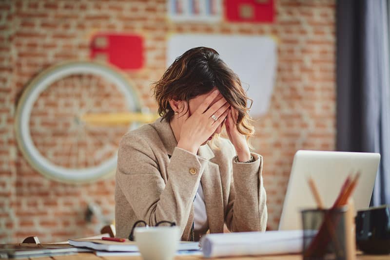 frustré, femme affaires, au travail