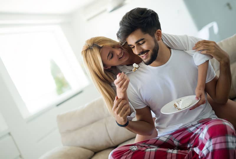 jeune couple, manger, dans, salle de séjour