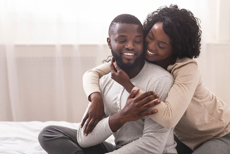 jeune couple noir, étreinte au lit