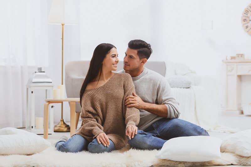 jeune couple, séance tapis, et, étreindre
