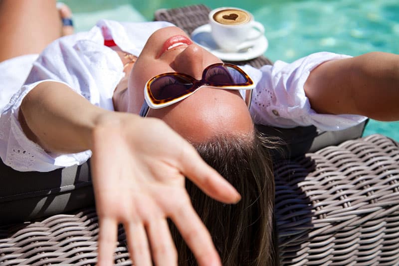 jeune femme, délassant, par, les, piscine