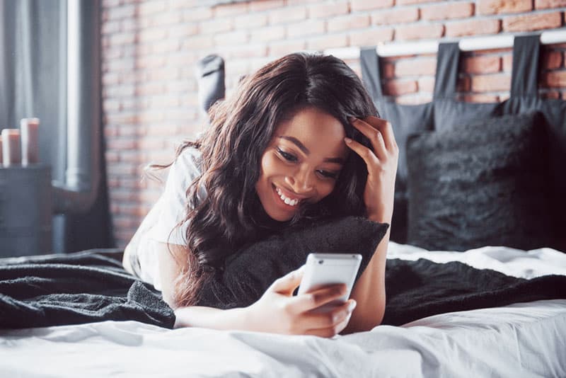 jeune femme noire sur téléphone