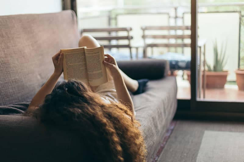 jeune femme se détendre et lire un livre