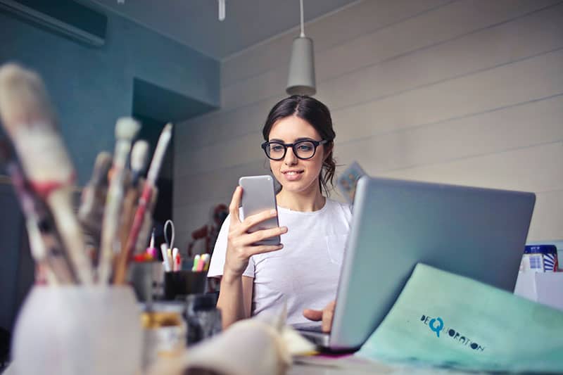 jeune femme sur un téléphone