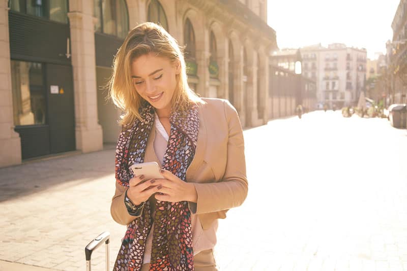 jeune femme, téléphone, dans, rue