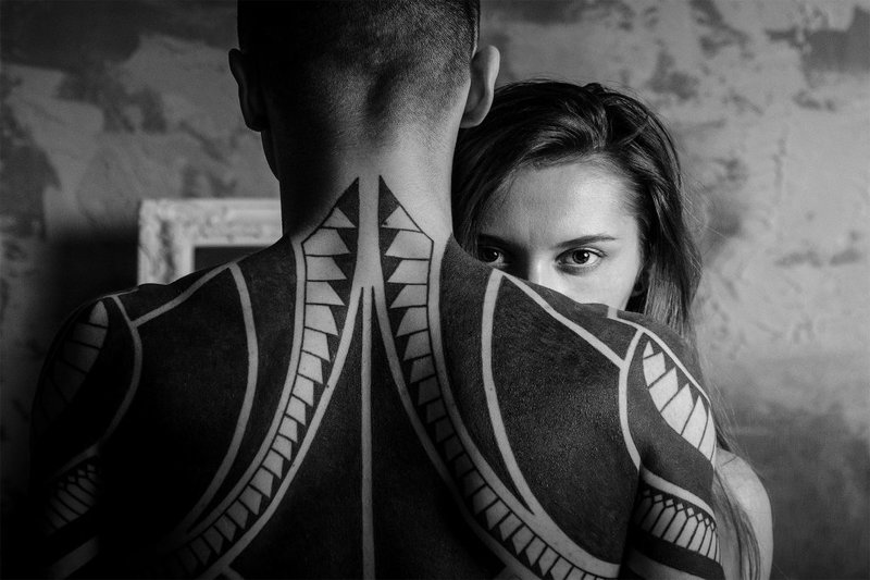 la femme a serré l'homme dans ses bras
