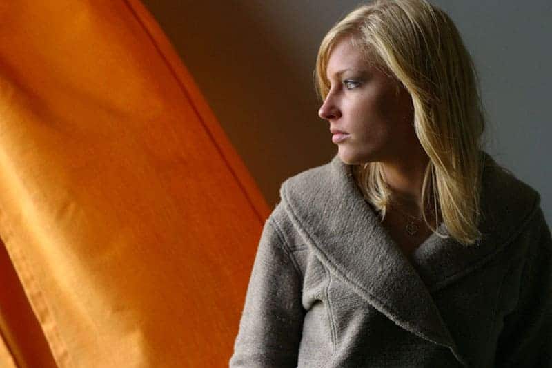 la femme détourna les yeux