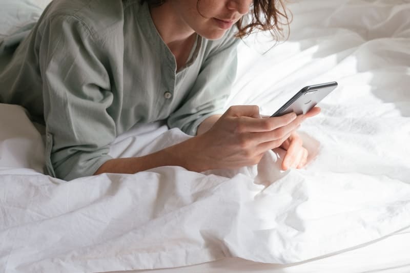 la femme est allongée dans son lit